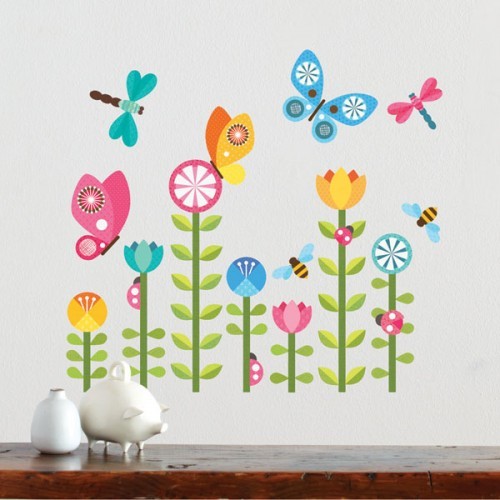 Mooie stoffen muurdecoratie en wanddecoratie met gekleurde bloemenprint en vlinders voor op de kinderkamer en babykamer door Lorena Siminovich