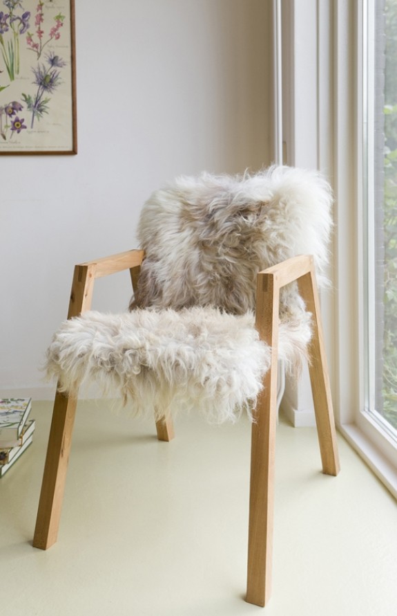 woonhome-interieur-hout-design-nederlandse-designers-flock-of-chairs-van-melle-koot-hout-stoel-schapenvacht