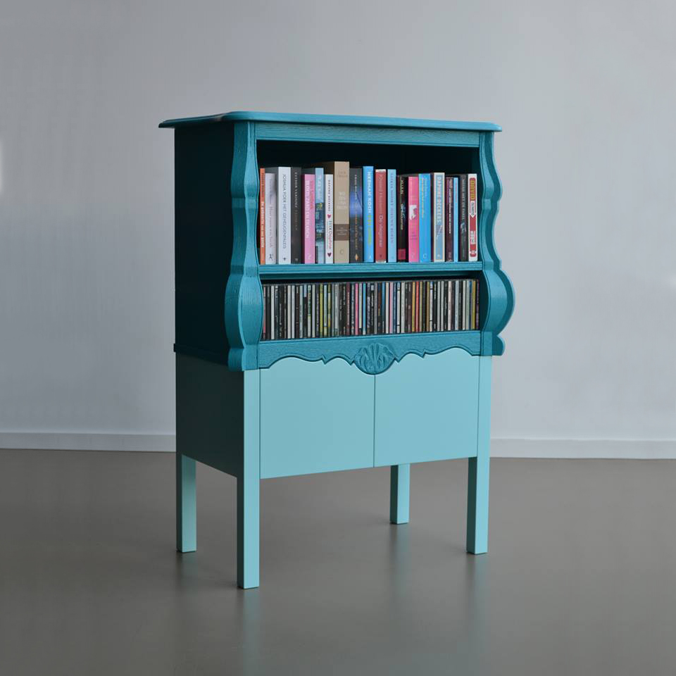 Klassieke kast met een moderne make-ver in aqua blauw.