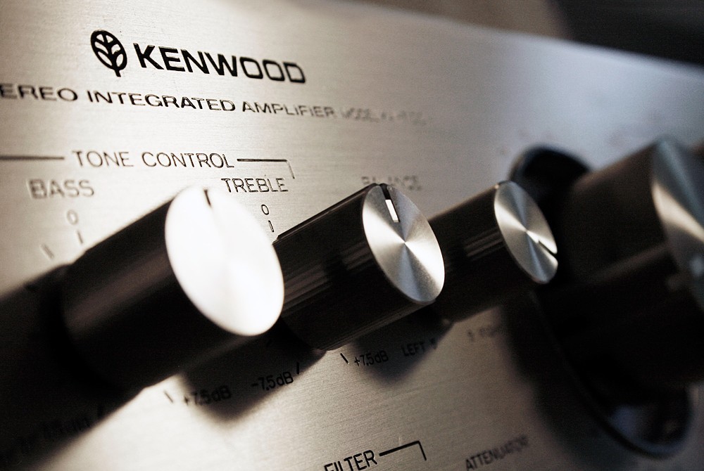 woonhome-vintage-klassieke-muziekspelers-interieur-aluminium-detail-kenwood-ka-7100