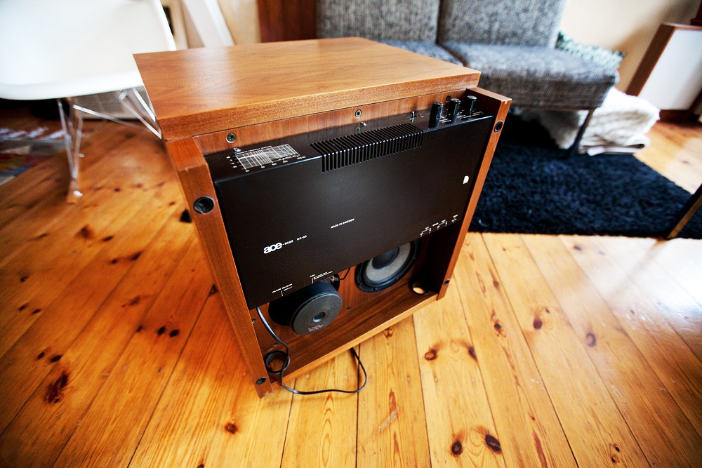 woonhome-vintage-klassieke-muziekspelers-interieur-audio-pro-ace-bass-b2-50