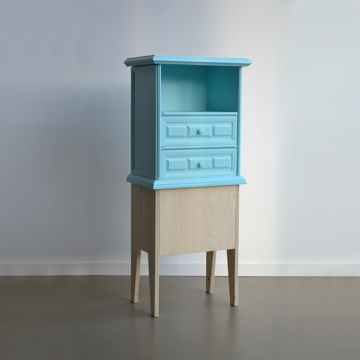 Opgeknapt oud-vintage wandkastje met een moderne kleur blauw: fel aqua.