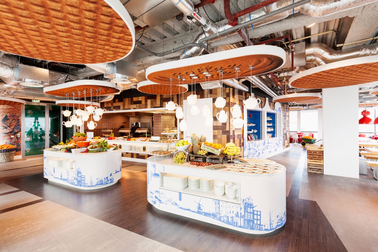 woonhome-interieur-google-amsterdam-ontwerpstudio-DDOCK-puur-hollands-delfts-blauwe-graphics-muur-stroopwafels