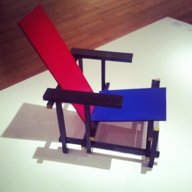 Woonhome-spotted-in-MoMa-Museum-of-Modern-Art-New-York-originele-Rietveldstoel-stoel-rietveld