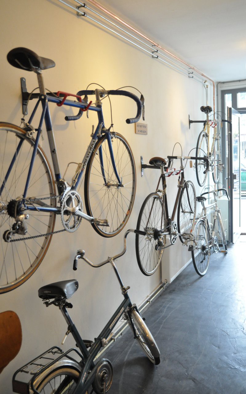 woonhome-vintage-fietsen-aan-de-muur-ophangen-fiets