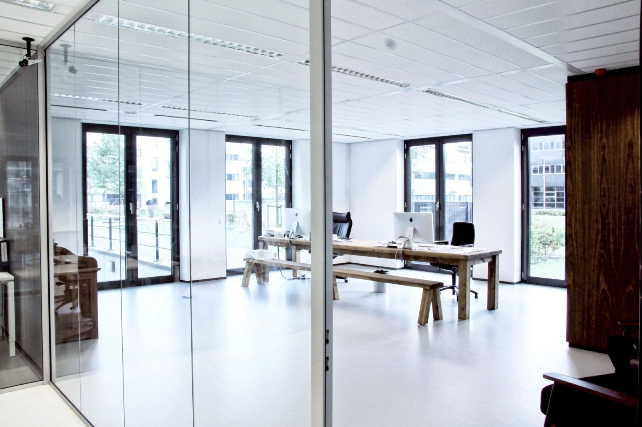 woonhome-office-tuesday-ml2-kantoorinrichting-licht-donker