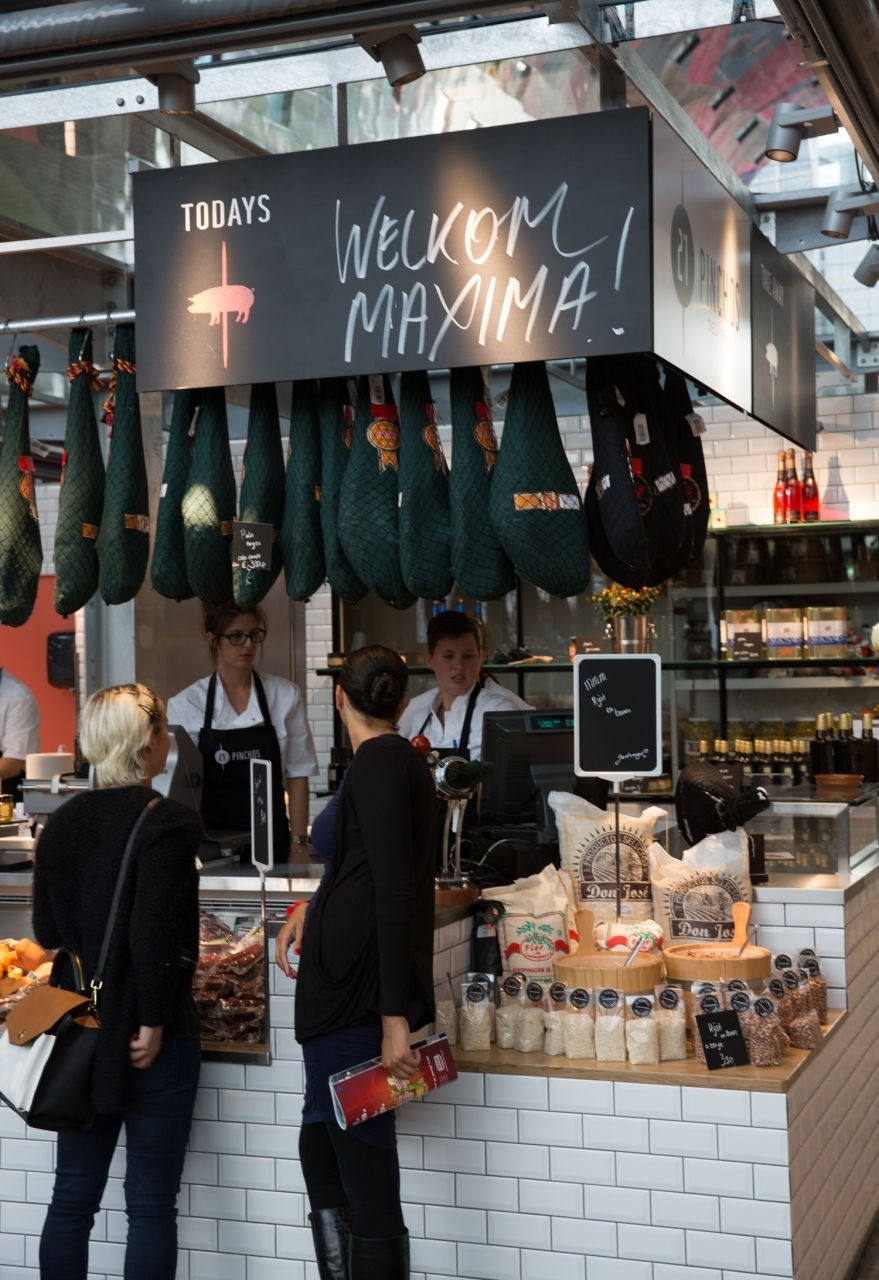 woonhome-authentiek-authentieke-kraampjes-witte-tegels-slager-food-markt-markthal