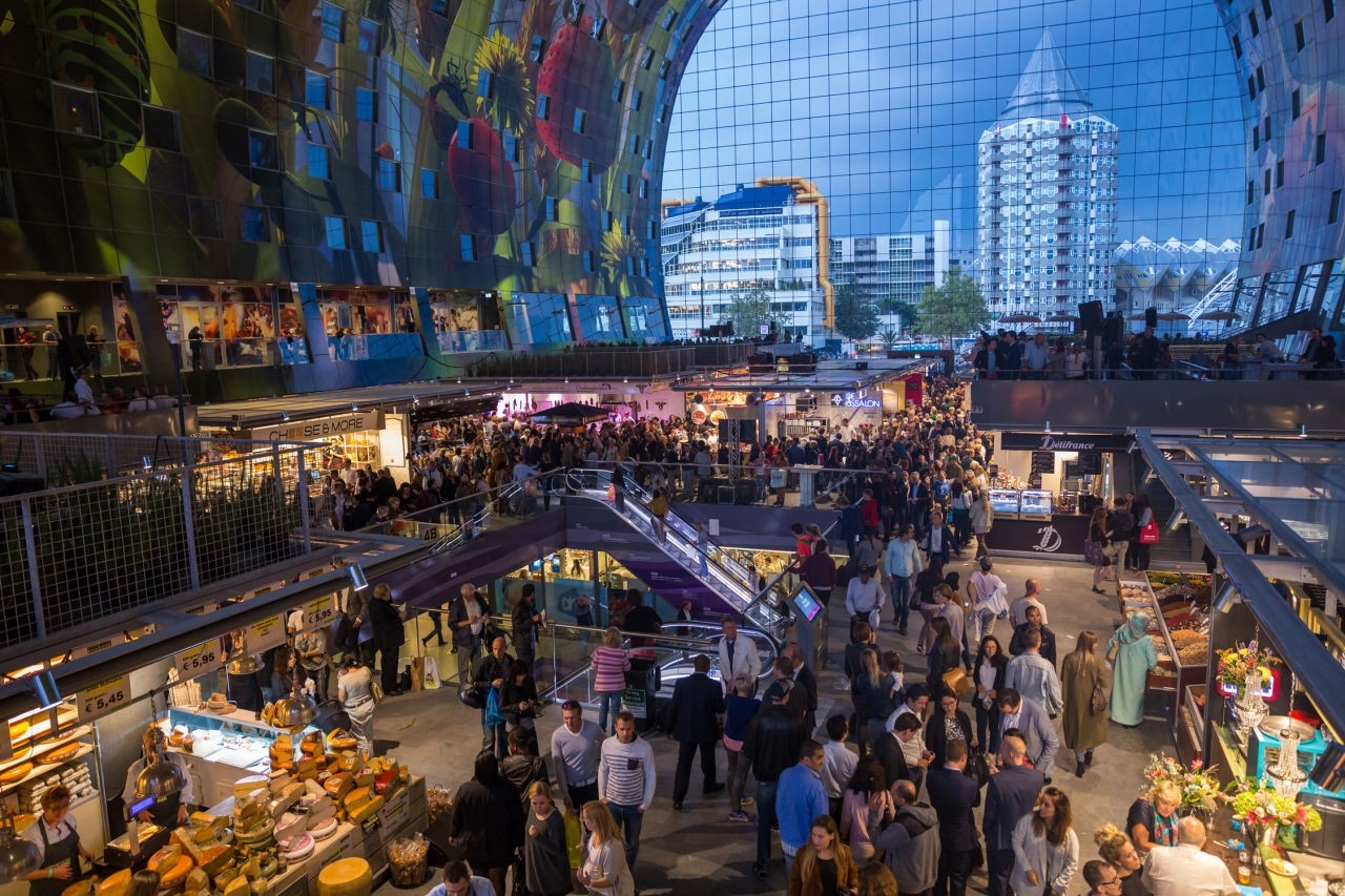 woonhome-bruizend-levendige-marktvloer-markthal-uitzicht-Laurenskerk