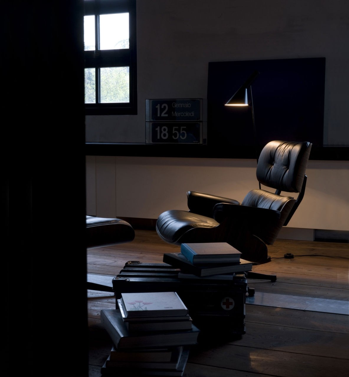 woonhome-donkere-donker-kleurige-eames-lounge-chair-stijlvol