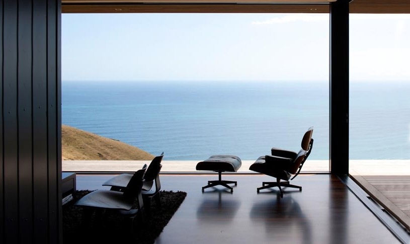 woonhome-eames-lounge-chair-californie-design-uitzicht-zee