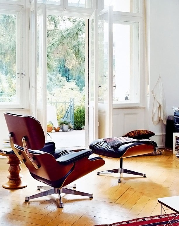 woonhome-eames-lounge-chair-uitzicht-groene-tuintje