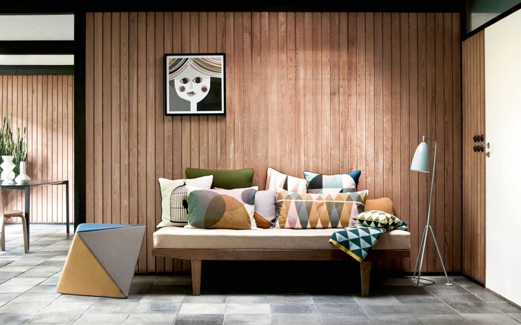 woonhome-scandinavisch-retro-vrolijke-kussens-hout-bankje-prints-nieuw-design