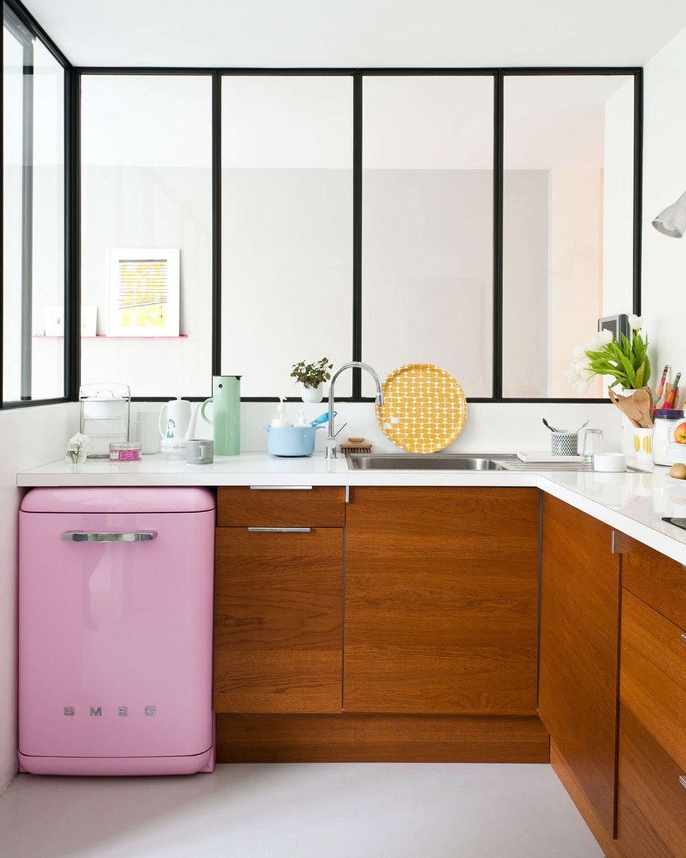 woonhome-cream-pastel-kleurrijke-keuken-retro-roze-koelkast