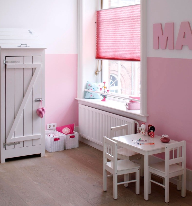 woonhome-roze-kinderkamer-kamer-muur-roze-raambekleding