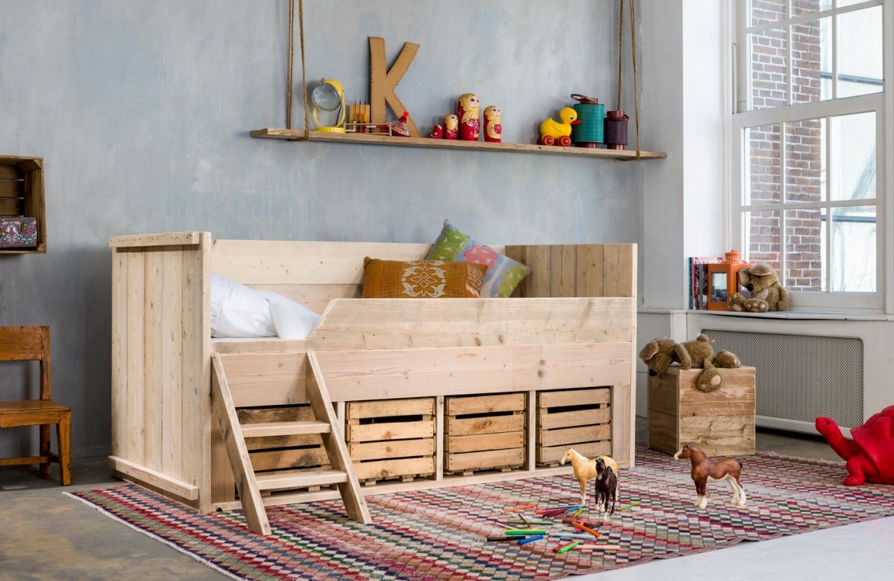 woonhome-steigerhouten-meubels-bed-kinderbed-Kajuitbed-met-fruitkistjes