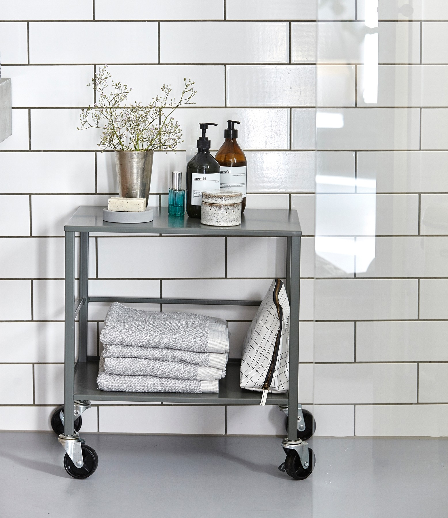 woonhome-trolley-in-de-badkamer-douche-kar-tafeltje-badkamermeubel