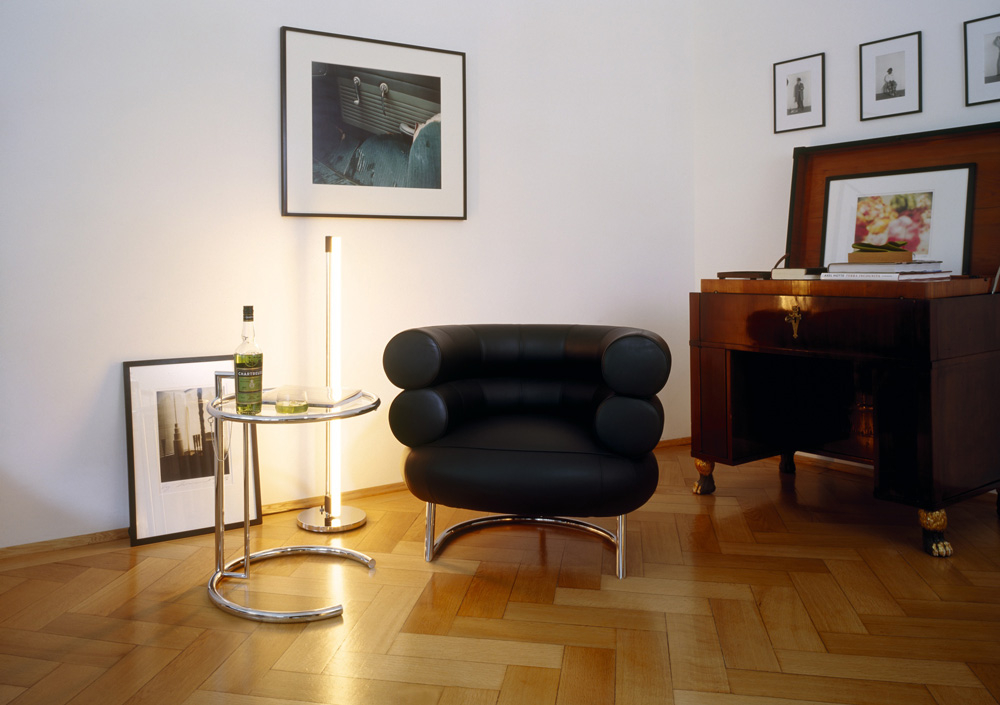 Classicon designicons zoals de Table E 1027 Bijzettafel en Bibendum fauteuil, beiden ontworpen door Eileen Gray