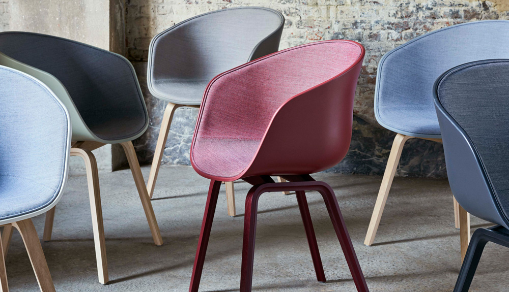 Nieuwe design classics: de 'About a Chair' stoelen van HAY, ontworpen door Hee Welling.