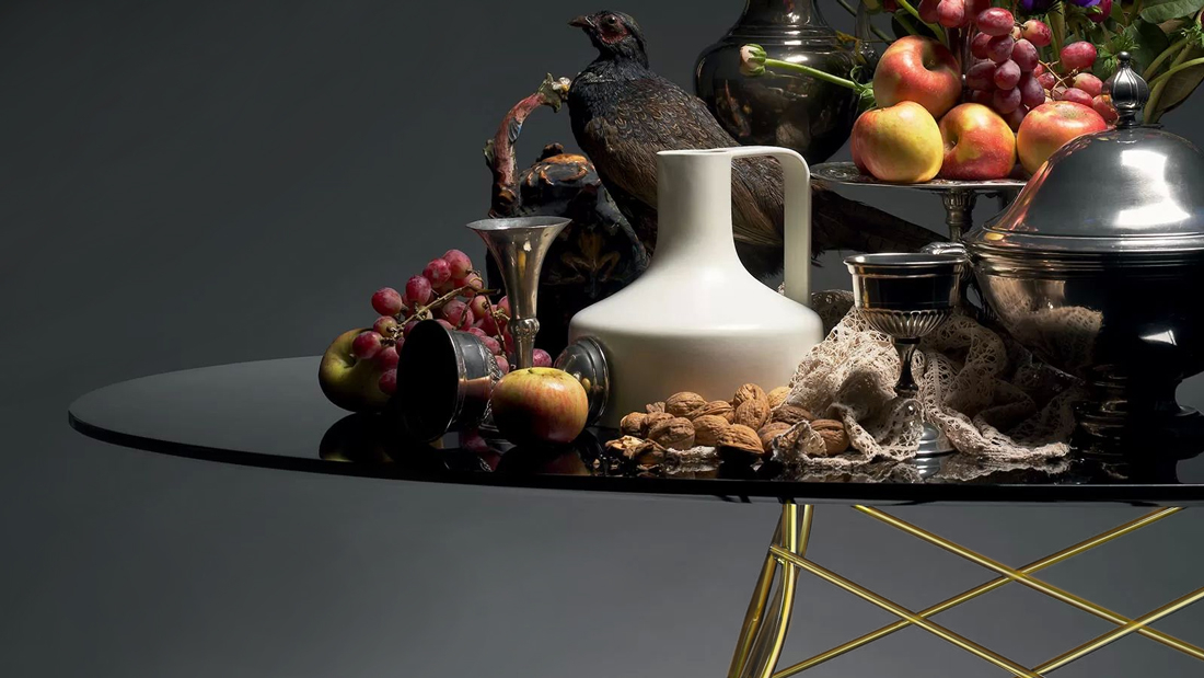 De Glossy tafel van Kartell, ontworpen door Antonio Citterio in samenwerking met Oliver Löw