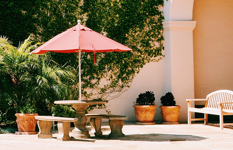 Een parasol is een echte must have voor in de tuin!