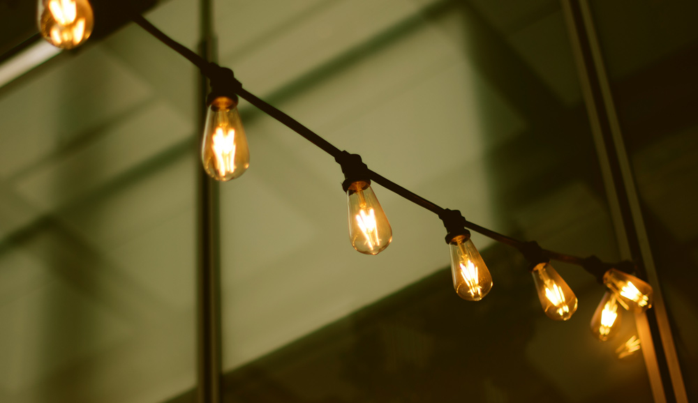 Zorg voor werkende elektriciteit in de veranda, zodat je bijvoorbeeld een sfeervolle lichtslinger kan ophangen.