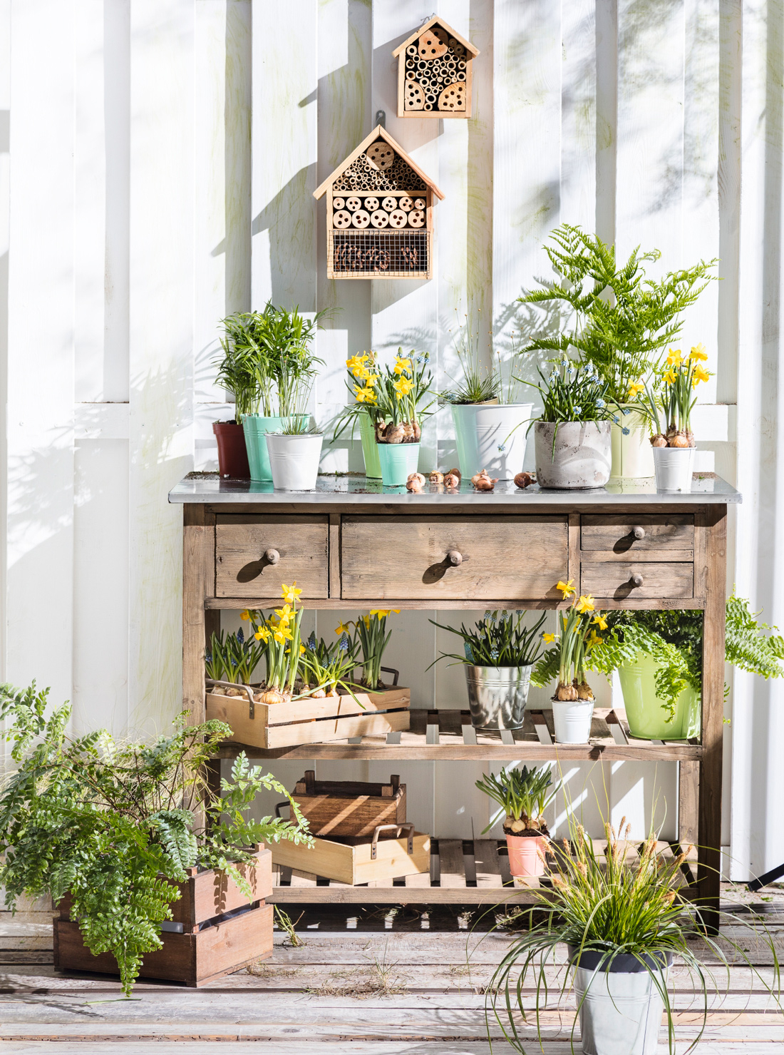 Super mooie sidetable voor binnen en voor in de tuin. Gebruik de tafel als werktafel of decoreer 'm met planten en zomerse bloemen.