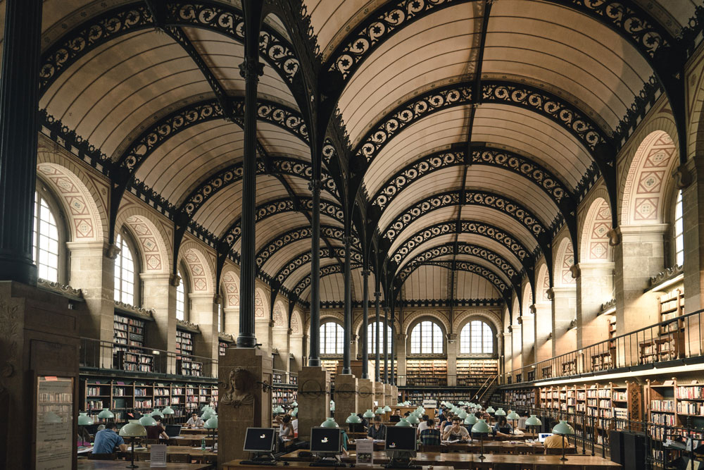 Een modern gewelf in een bibliotheek.