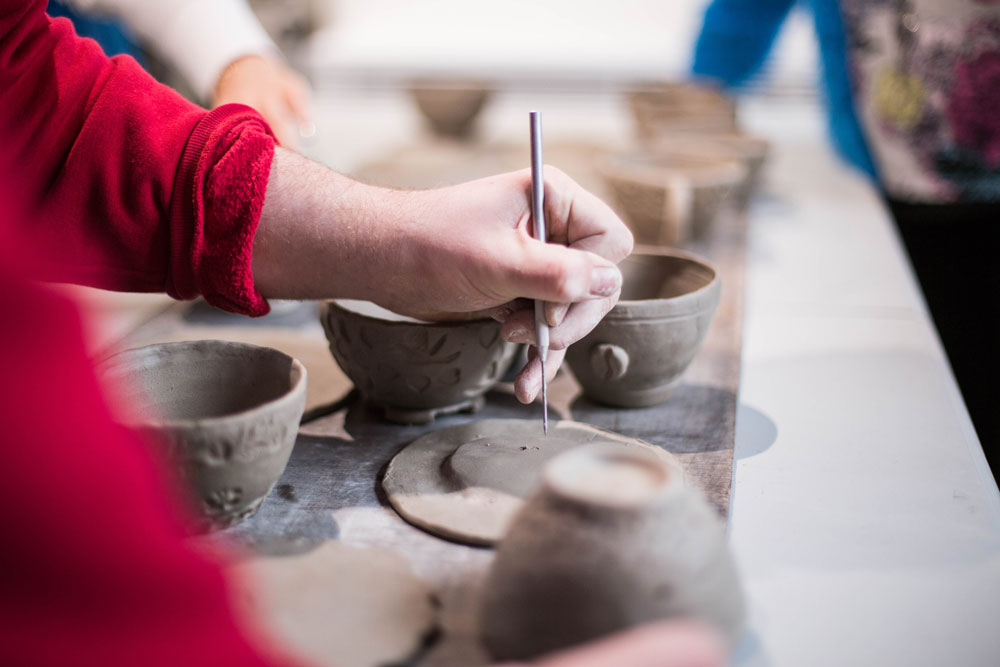 Servies maken uit keramiek.