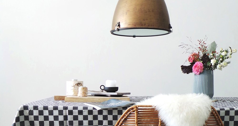 Combineer verschillende stijlen in de woonkamer met een industriële lamp in een modern interieur