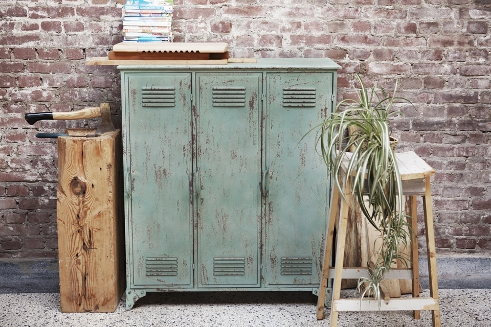 Mintgroene driedeurs locker met een industriële vintage look.