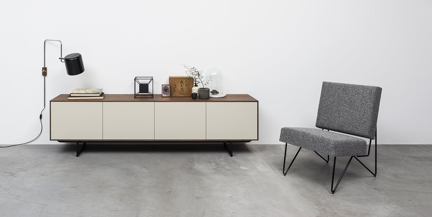 Pastoe Sideboard Noon Joost Selection 2018 met de Pastoe FM03 Fauteuil.