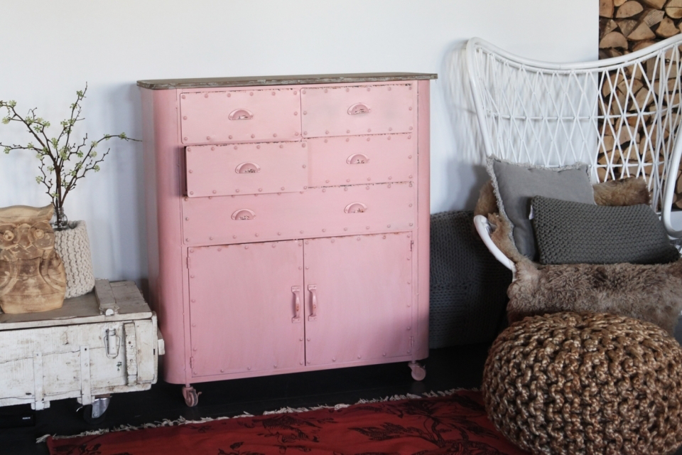 Roze lockerkast op wieltjes. Staat prachtig op de slaapkamer of kinderkamer.