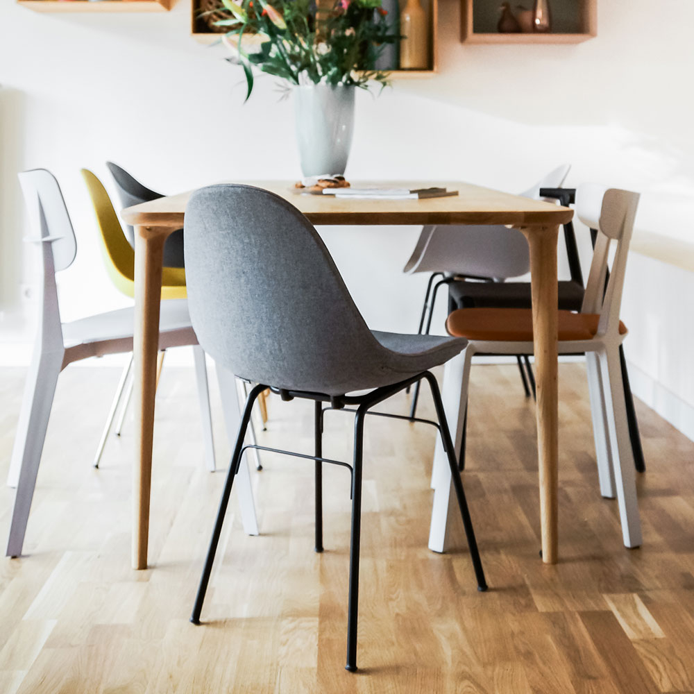 Deze retro stoel van TOOU is goed te combineren met andere stoelen aan de eettafel.