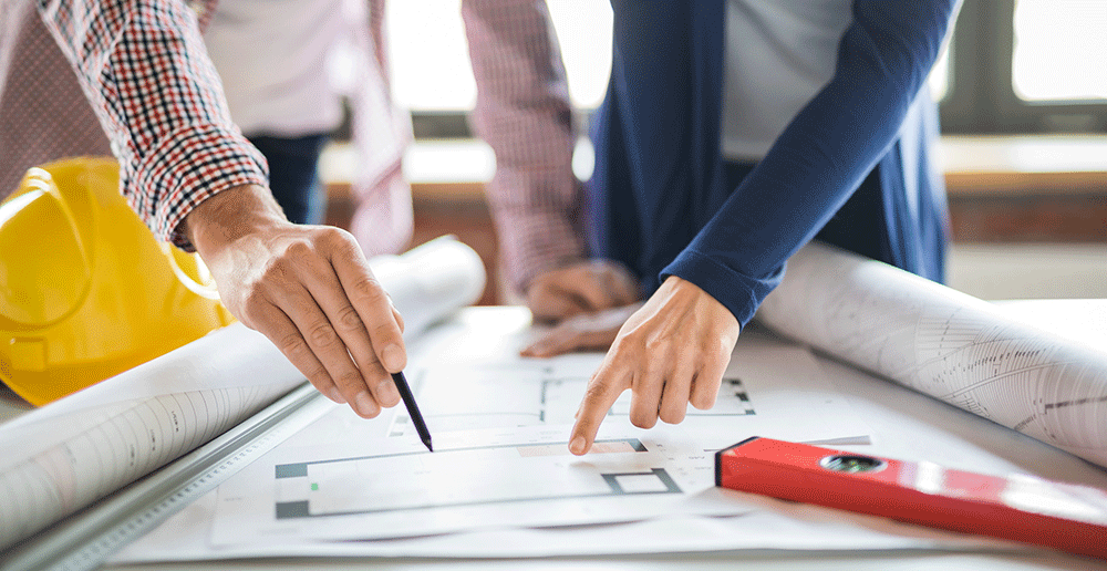 Na het financieren van de woning, moet je kiezen of je zelf alles gaat regelen of toch een aannemer dit laat doen.