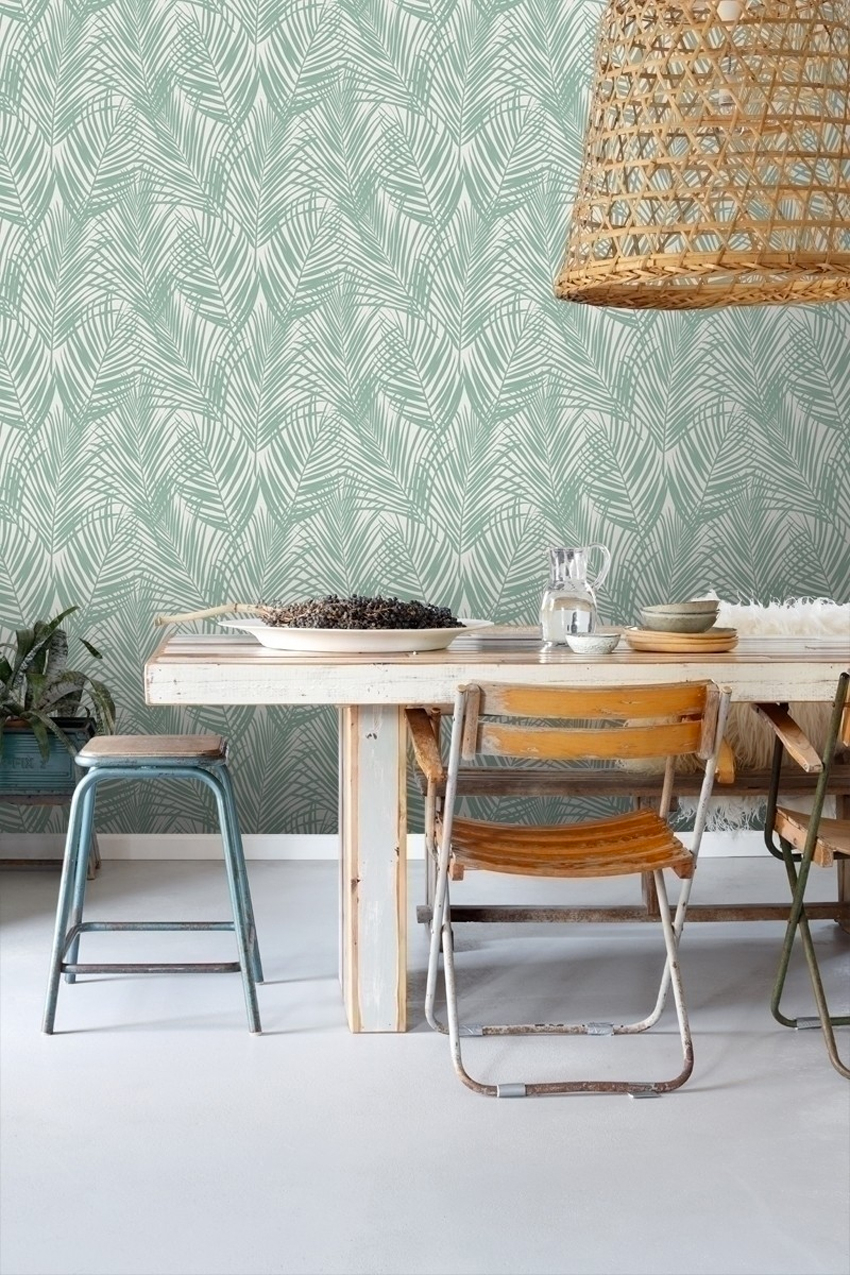 De perfecte match: pastelgroen behang met vintage meubels.