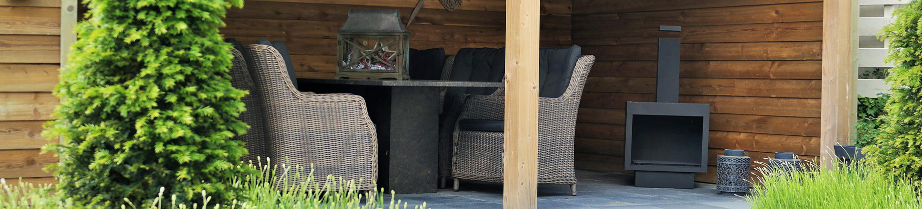 Houten tuinhuis met wicker tuinstoelen van 4 Seasons Outdoor.