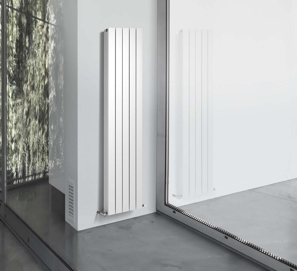 Staande aluminium radiator in het wit.