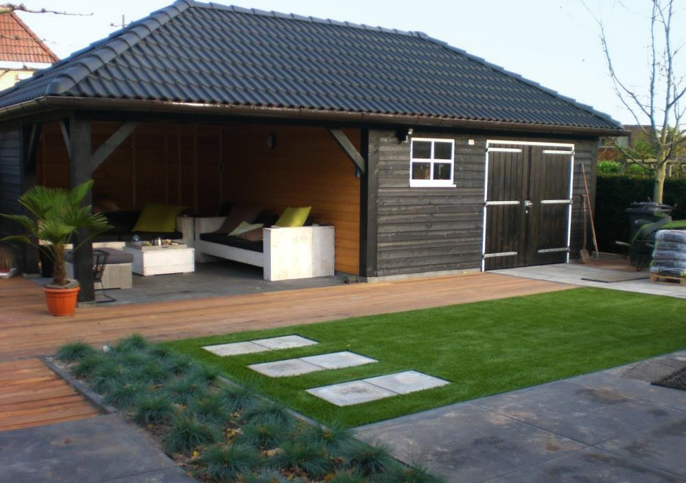 Een veranda kun je gezellig inrichten met relaxte tuinbanken, om zo nóg langer te genieten in de tuin.