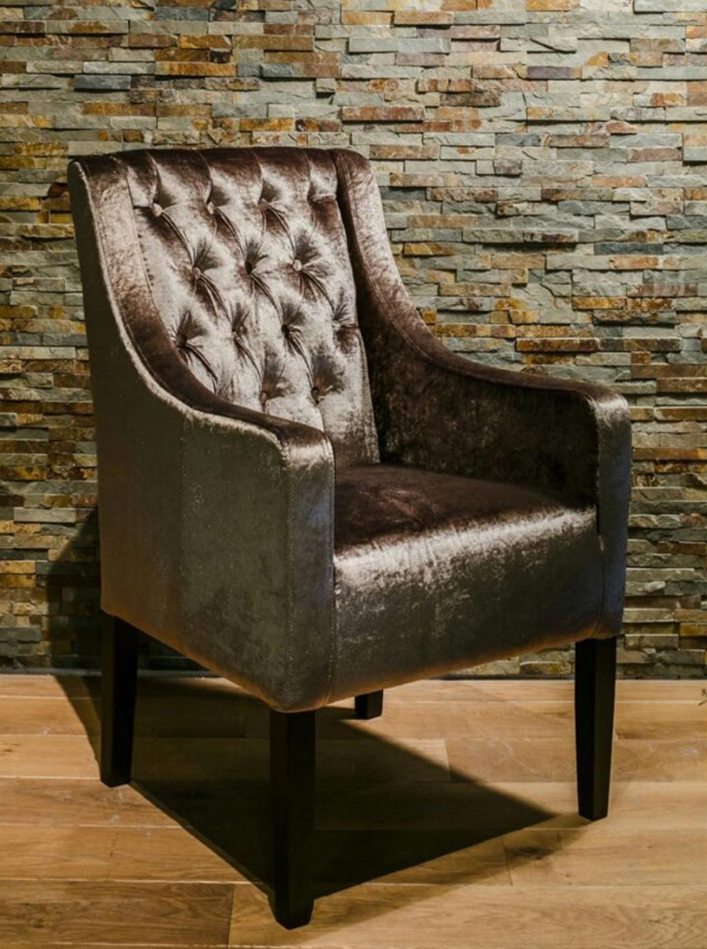 Fauteuil met glansrijke velours en knopen.