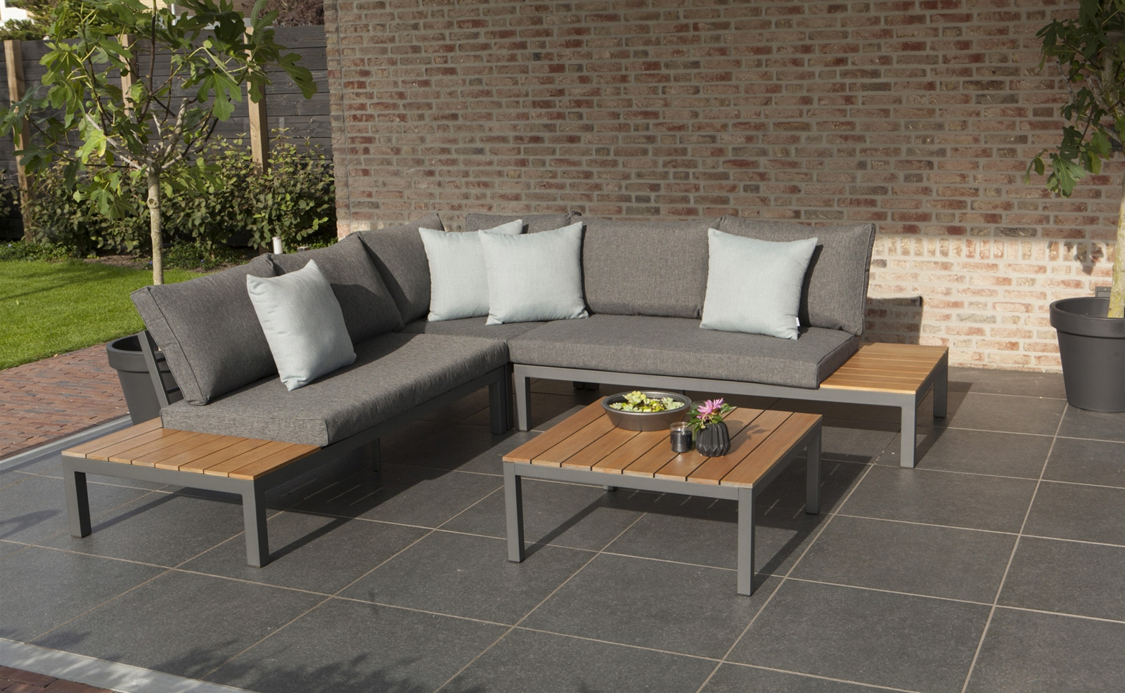 De Exotan La Vida loungeset bestaat uit 4 elementen. Hiermee creëer je een compacte hoekbank voor in de tuin.