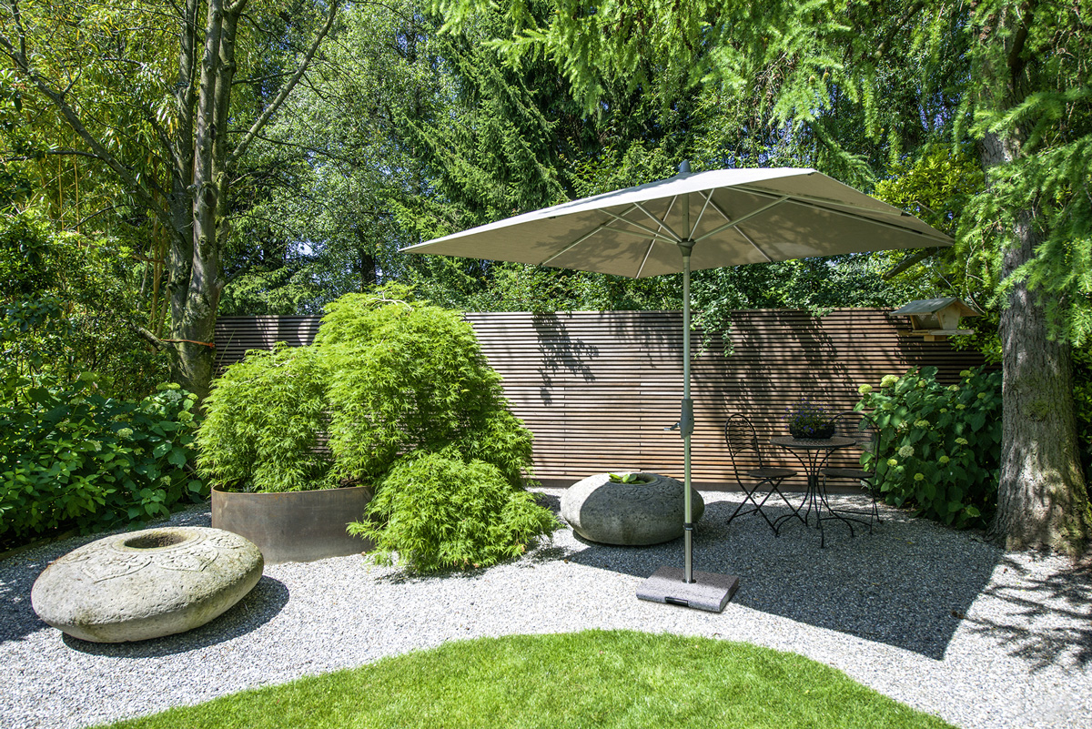 Rechte Glatz parasol voor in je strakke tuin.