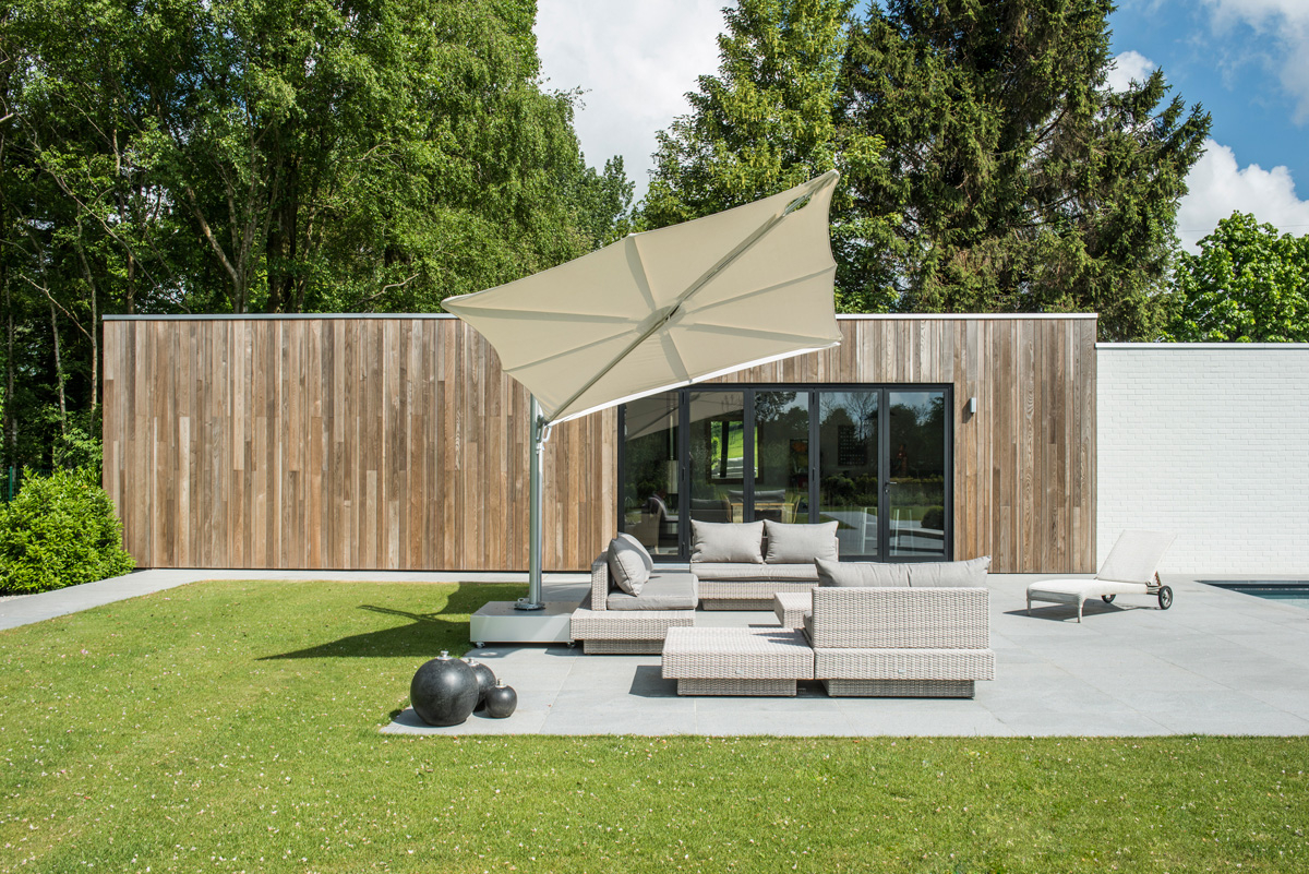 Grote sweefparasol voor in op het terras van je tuin.