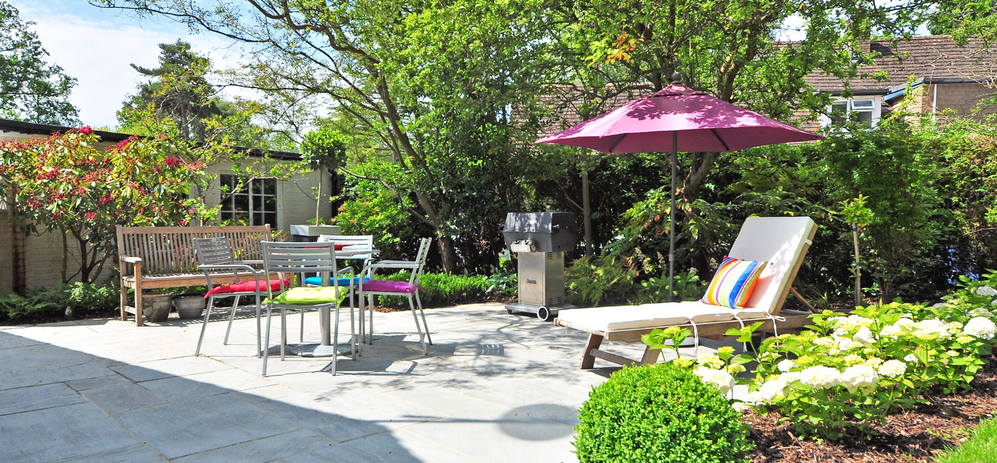 Een vrolijke tuinset met barbecue geven je een vakantiegevoel in de tuin.