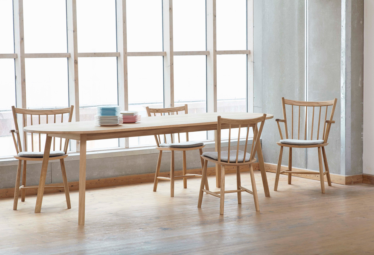 J-Serie stoelen van hout met de trendy ovale eettafel ‘Triangle Leg Table’ van HAY.