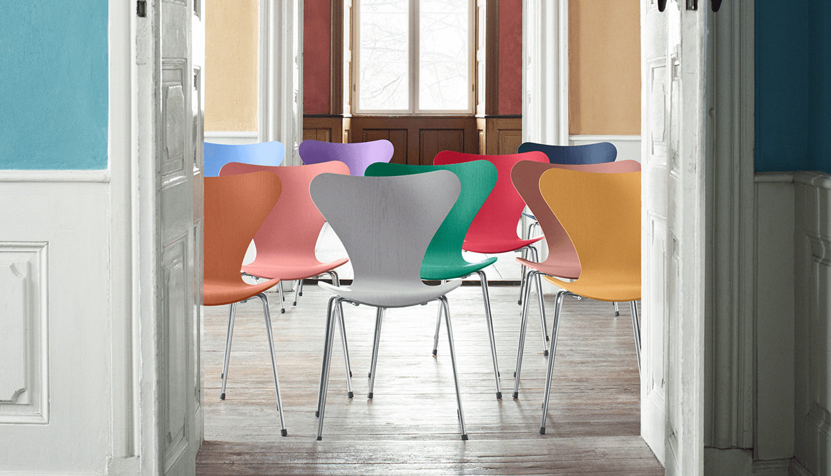 Groen, roze, rood, blauw, geel en zelfs paars. De Series 7™ stoelen zijn in 1955 door Arne Jacobsen ontworpen en hebben een tijdloos design. Vanwege de 60ste verjaardag heeft Fritz Hansen de stoel opnieuw uitgebracht in 9 frisse kleuren, uitgekozen door artiest Tal R. 