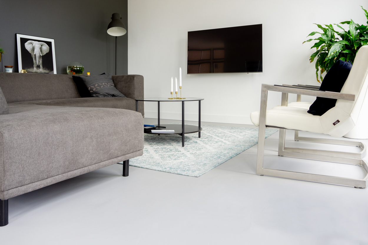 Ook in een modern interieur staat een gietvloer perfect. 