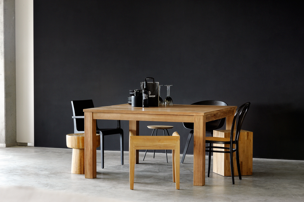 Zwart en hout: de perfecte combinatie. Zo ook voor deze houten meubels van Ethnicraft.