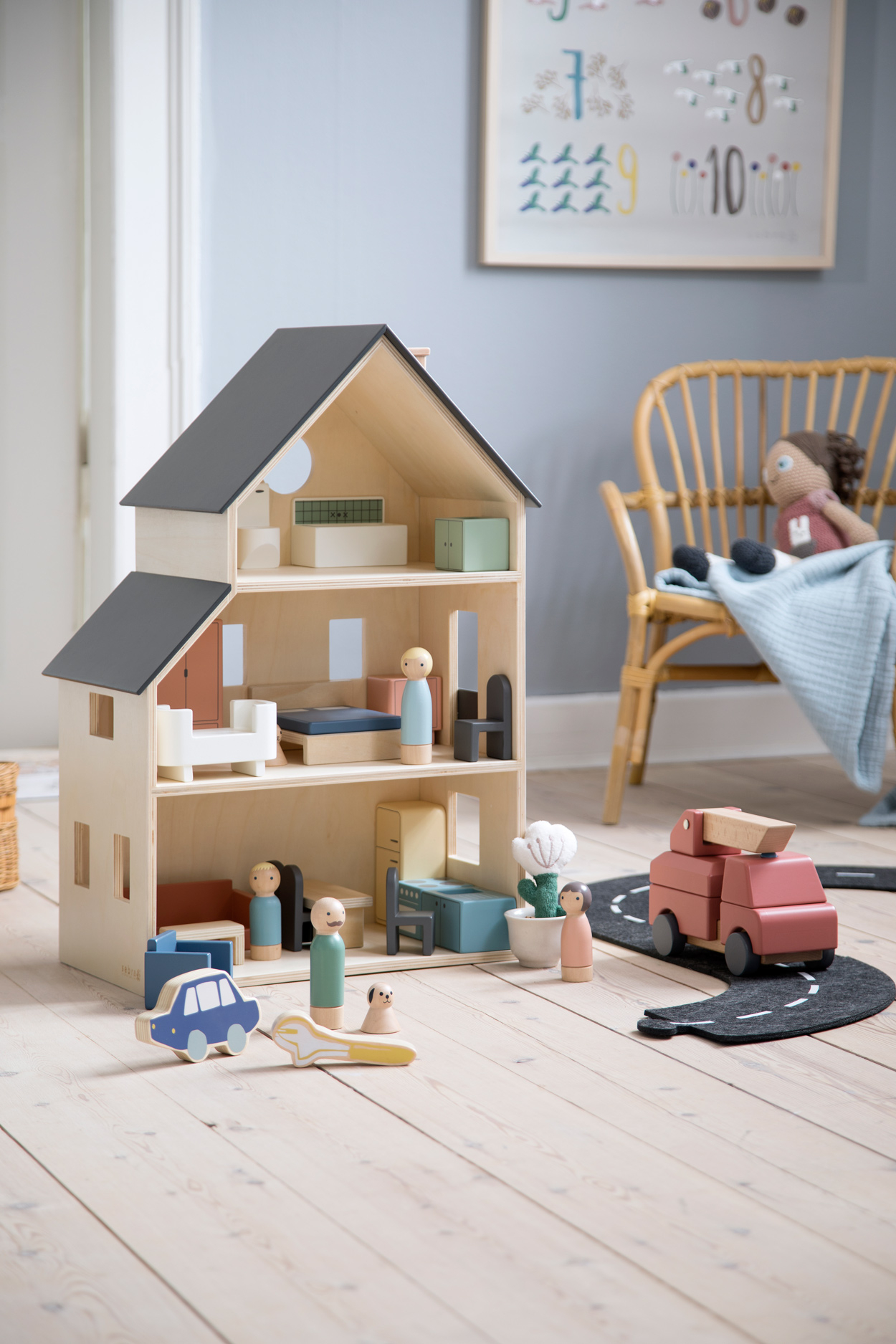 Houten poppenhuis met stijlvolle houten speelgoed van het Deense merk Sebra Interior.