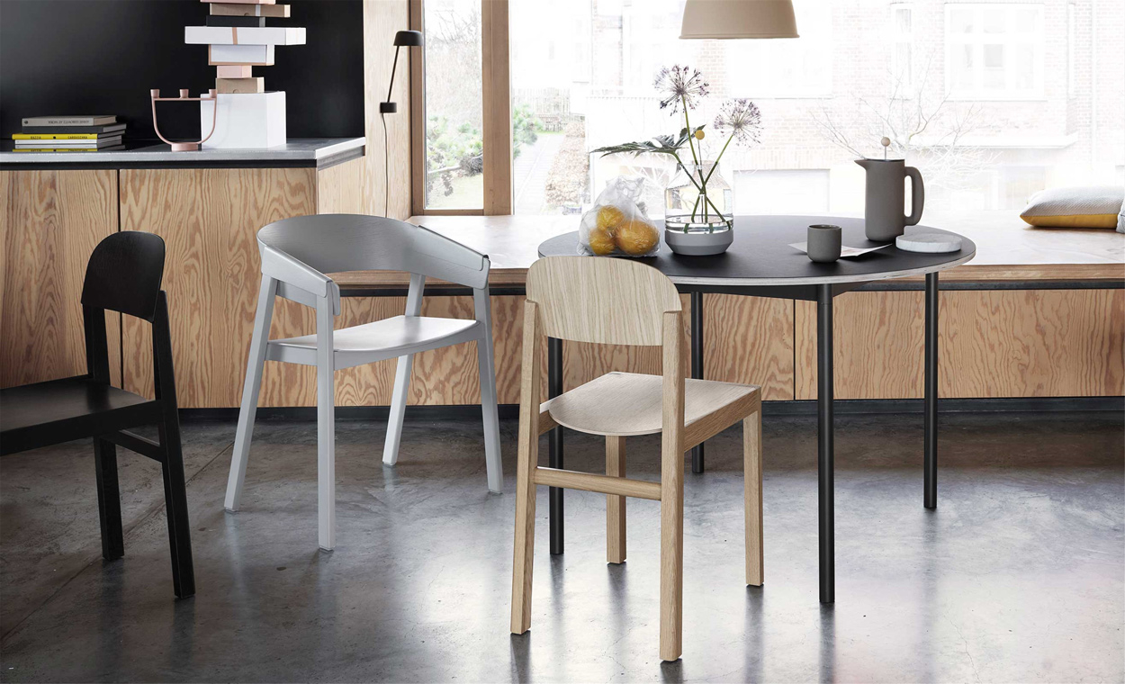 Houten eettafel met een set stoelen van het Scandinavische designmerk Muuto.