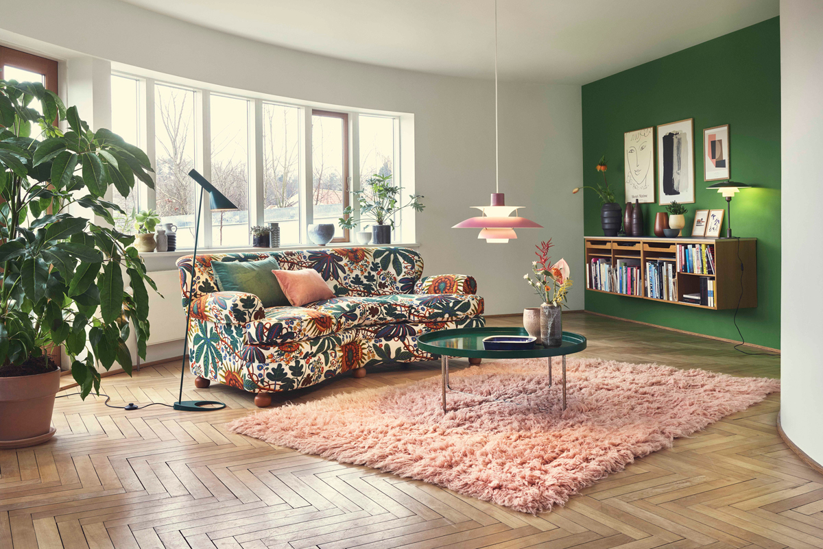 Een aantal kleuren combinaties zijn echt een winner. Zoals roze met groen. De Louis Poulsen PH5 lamp is verkrijgbaar in allerlei kleuren, zo ook in het roze. Perfect in een groen interieur. 